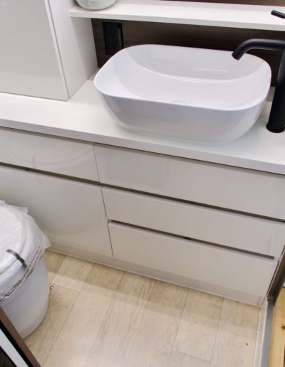 Imperial Outdoors Xplore X195 bathroom