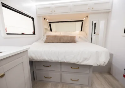 2024 Pause 19.4 Upgraded Interior Bed