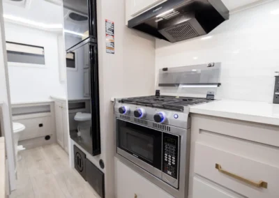 2024 Pause 19.4 Upgraded Interior Stove And Microwave